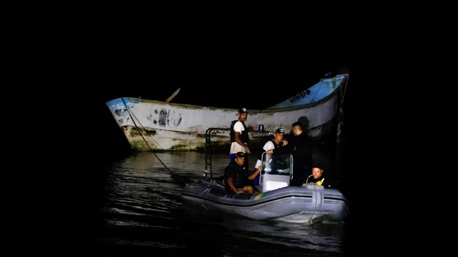 【速報】発見されたボート船内から激しく腐敗した20人の遺体