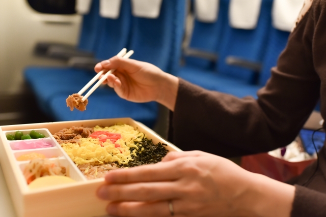 【画像】ワイ、新幹線でお弁当をスティールされる