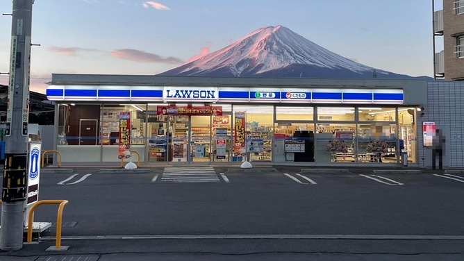 富士山ローソン「観光客がウザすぎる！黒い幕設置や！」→最悪の展開へ