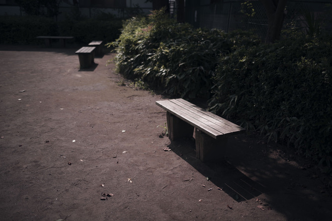 【画像】絶対にホームレスを寝かせたくない街のベンチ、ついに一線を越える