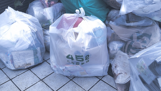 【悲報】清掃人「ゴミの中から9万円見つけたｗｗｗ使お！ｗｗｗ」→ 結果ｗｗｗｗｗｗｗ