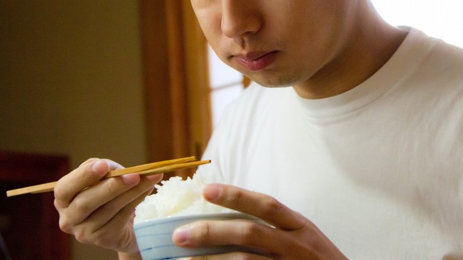 【速報】ヤフーニュースさん『口内丼』をマナー違反なのか独自調査へｗｗｗｗｗｗｗ