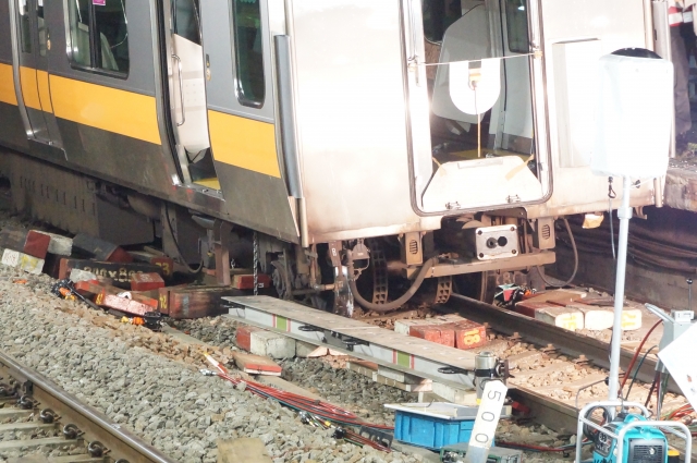 東京・中目黒駅近くで凄惨事故、日比谷線脱線で69人死傷