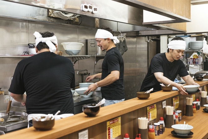 【悲報】ラーメン屋さん、お気持ち表明「ペッパーだの一味だのをかけるのやめてくれ」