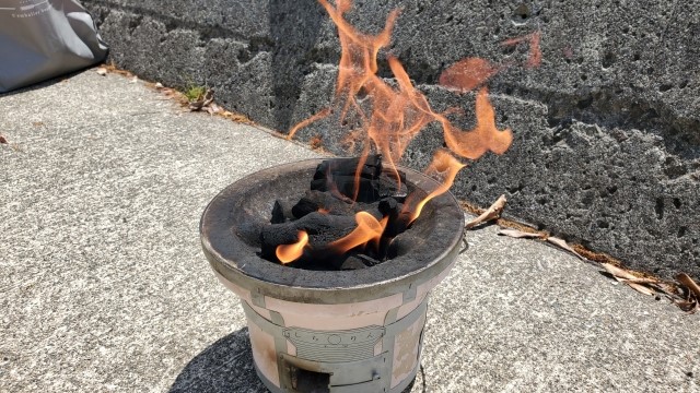 【画像】平日の昼間から七輪でやらかす男ｗｗｗｗｗｗｗｗｗｗｗ