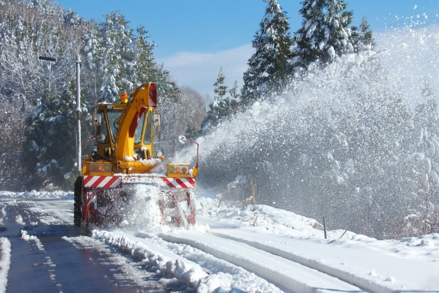 除雪業者ワイ「うおおおぉぉ！！」ｶﾞﾀｶﾞﾀ　住民「いつもお疲れ様！これ飲んで！」袋に入れた飲み物　ワイ「あざっす！・・・ん？」