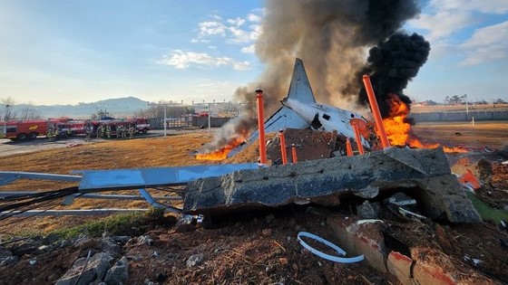 飛行機墜落事故発生、179人が死亡か