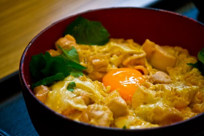 【画像】お前ら鹿児島に来たら「生親子丼」だけは絶対に食べろ！人生が変わるぞ！