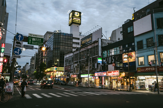 【悲報】店員「土日に来る客って『週休2日で9-17時勤務』の人の独特のイヤさがある」