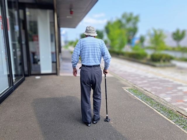 【画像】お爺さん、コンビニの駐車場でとんでもない事を始めてしまう