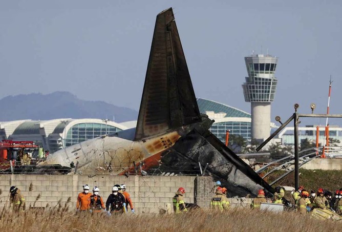 【画像】韓国の旅客機が墜落した現場にあるくっそ頑丈なそり立つ壁ｗｗｗｗｗｗｗｗｗｗ