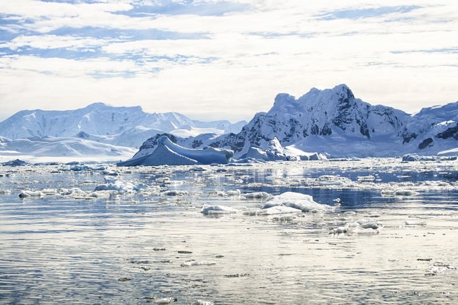 お前らは南極のデカさを舐めてる、ちょっとでかい島だと思ってるだろ？