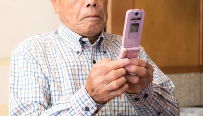 👵「詐欺の電話っぽいな…交番行ったろ！」👮「かわります！もしもし警察です！」