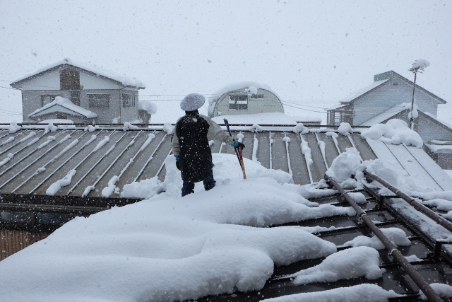 雪おろししてる隣の家のババア、ワイ家の敷地にガッツリ雪を捨てる