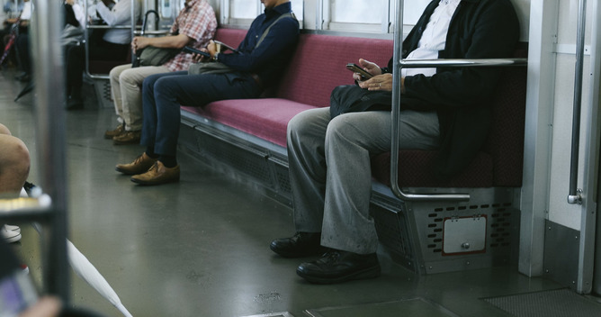 彡(°)(°)「毎朝通勤電車で殴り合いのケンカしてる」