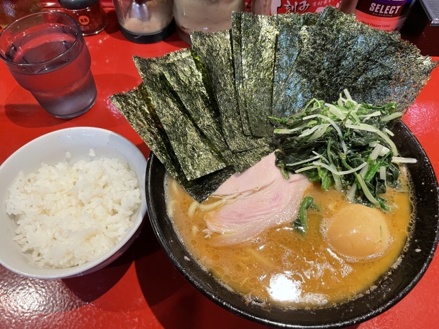 【画像】ラーメンにトッピングされている海苔の正しい食べ方、ついに明らかになる