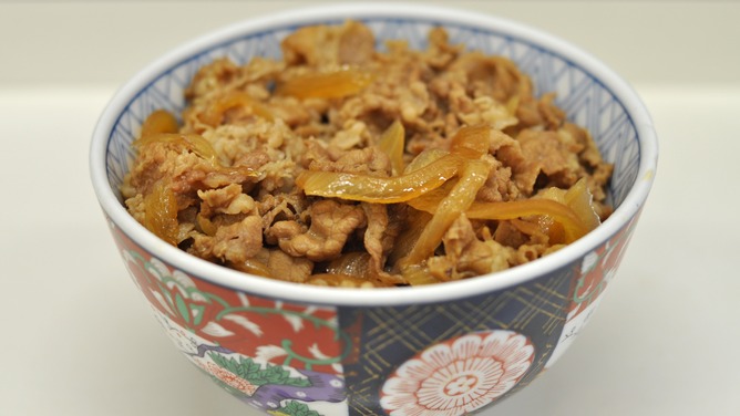 牛丼の値段は？ すき家「450円」 吉野家「498円」 松屋「フッ・・」