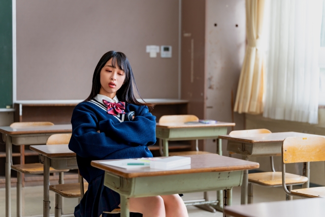 【動画】学校に変な服着てきた男子､クラスの女子勢にボコボコにいじめリンチされてしまう