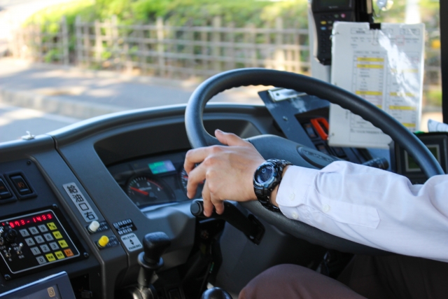 【悲報】バス運転手さん、1000円をポケットにくすねたせいで退職金1211万円を失うｗｗｗｗｗｗｗｗ