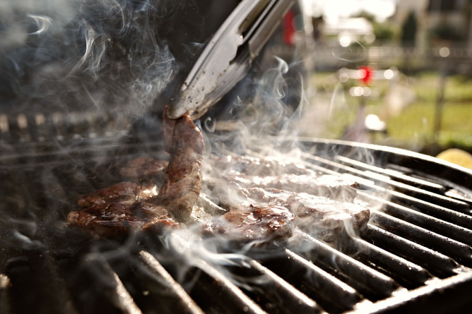 隣人が庭BBQを開始、とんでもない量の煙がワイの家に