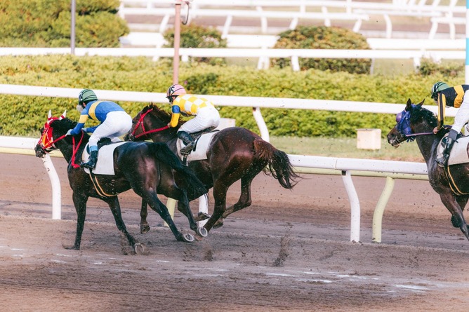 【画像】Xの漫画「競馬場で歯のないジジイが号泣してた」←エアプすぎて物議ｗｗｗｗｗｗｗ