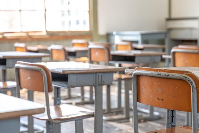 【速報】窓ガラスを破り男2人が小学校に侵入