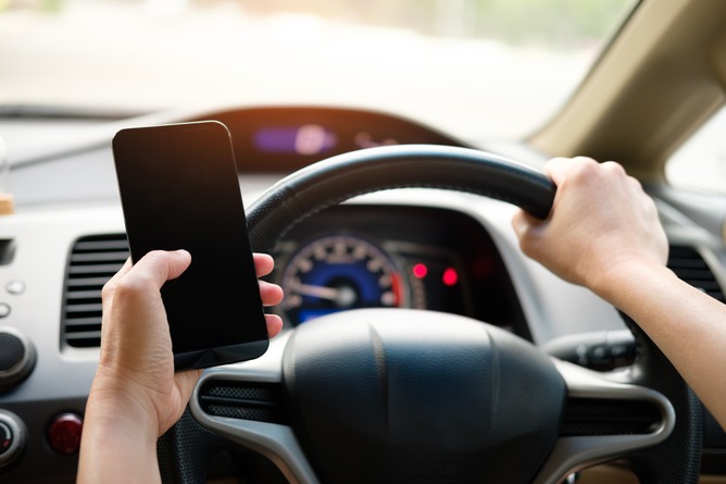 「スマホをカーナビ代わりにするのは違反になるのか？」→警察に聞いた結果ｗｗｗ