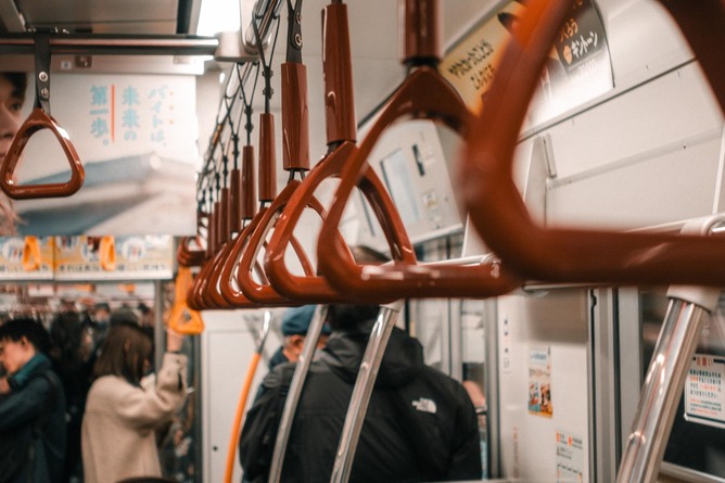 【画像】女子高生「え待って、パパが隣りの車両にいる。」