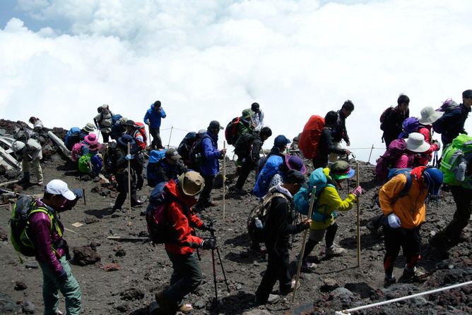 【画像】富士山の登山ゲート、軍事境界線みたいになる