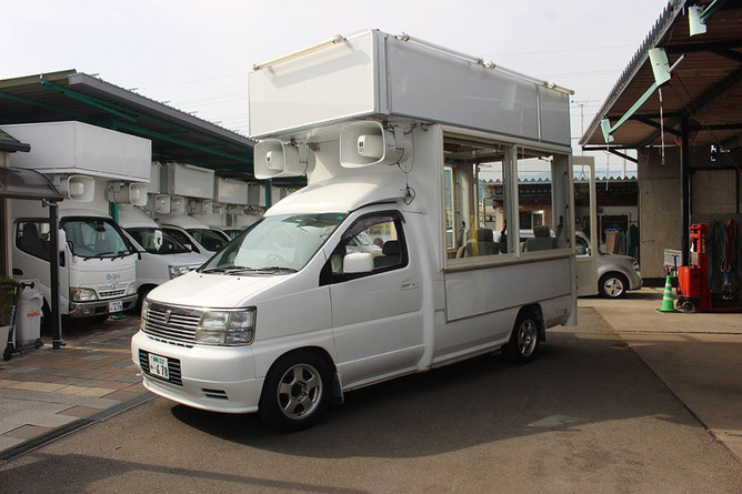 【画像】選挙カー、破壊されるｗｗｗｗｗｗｗ
