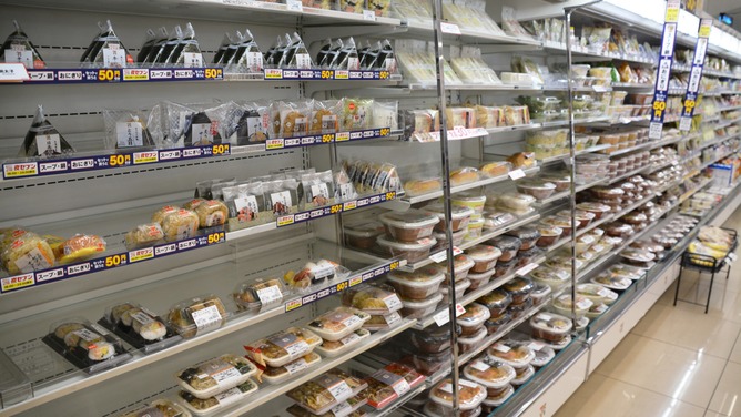 コンビニ店員「もしもし警察ですか？変なお客さんが来てるんですけど…」