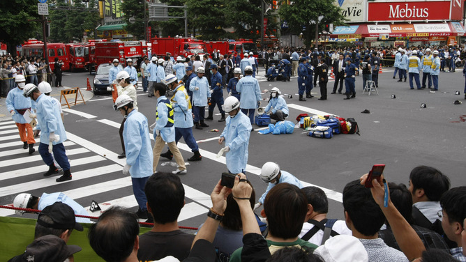 【画像】秋葉原通り魔事件の現場、完全にゴミ捨て場
