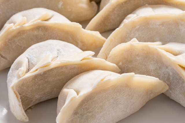 【画像】水のいらない餃子とかいう冷凍餃子を信じて作ったらこの有様