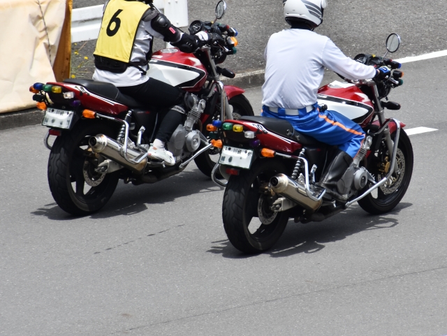 【悲報】29歳女さん、400ccバイクの教習中に標識の柱へ激突し死亡