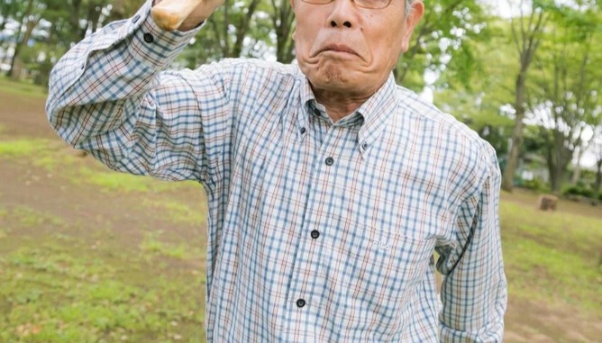 【悲報】ワイの認知症婆、腹を立てて洗濯カゴを投げまくってる模様