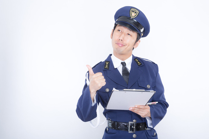 【画像】警察「えっ！？この押収品を会見用に綺麗に並べるんですか？」