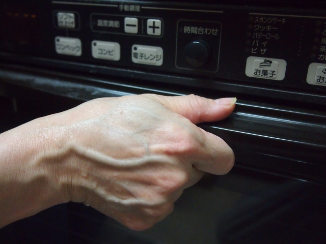 【悲報】まんさん「オーブンから焦げ臭い臭いがする！」旦那「どれどれ？」ﾊﾟｶｯ