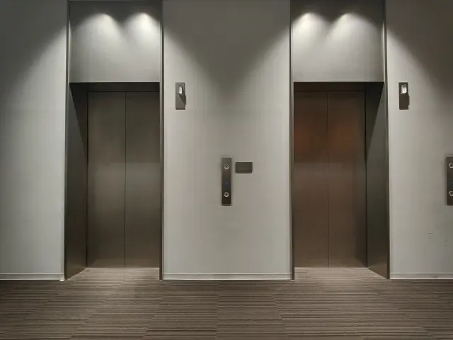 【動画】中国のおばさん、エレベーターにとんでもない物を捨ててしまう