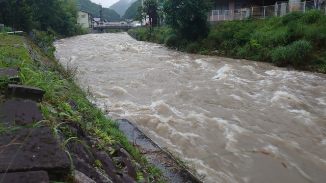 【動画】女さん、川の氾濫を見て大はしゃぎｗｗｗｗｗｗｗｗ
