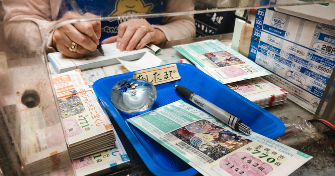 【画像】宝くじ売り場にいるババア、出る方法がない