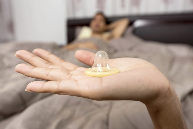 「ゴム付けるよ」女「ピル飲んでるから大丈夫」「お、おう…」  [439992976]