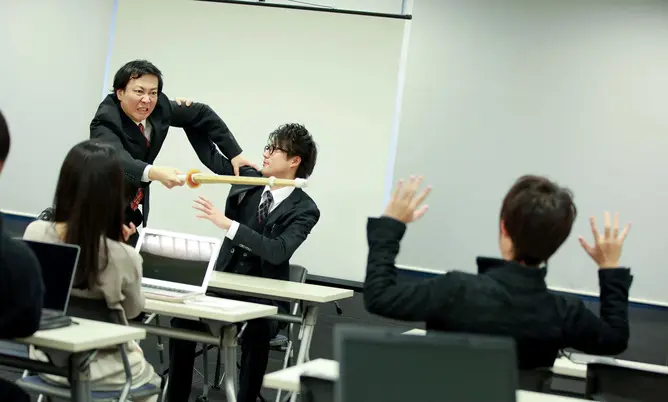 転職4週間目ワイ、マジで知らん部署のオッサンにガチギレされる