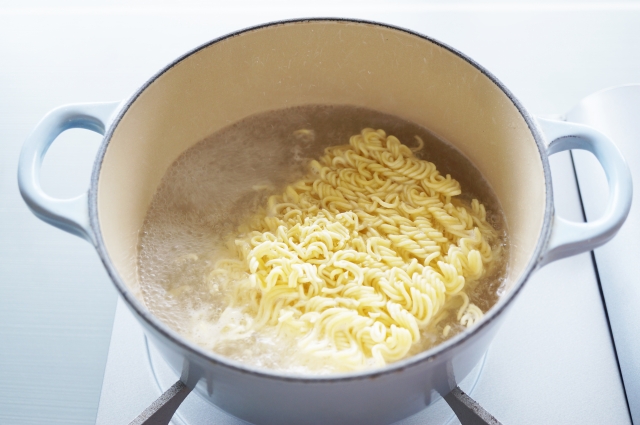 【画像】女の子、煮込みラーメンを一人で食べる