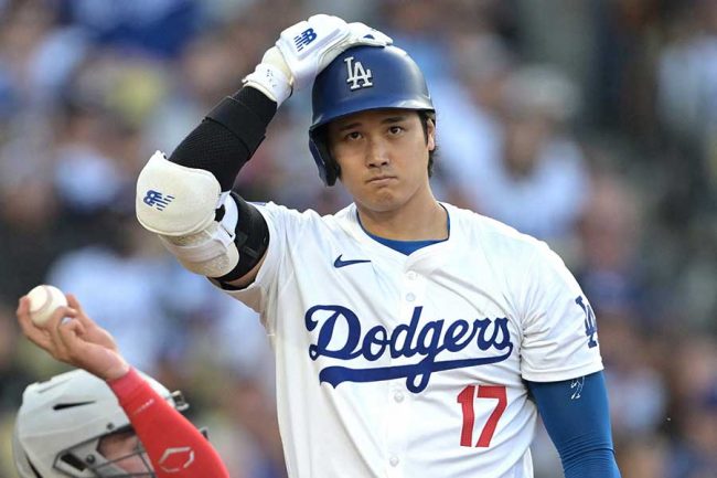 【悲報】大谷46号(ドジャースでの通算100号)ボール、謎のおっさんのサイン入りボールになるｗｗｗｗｗｗｗｗｗ