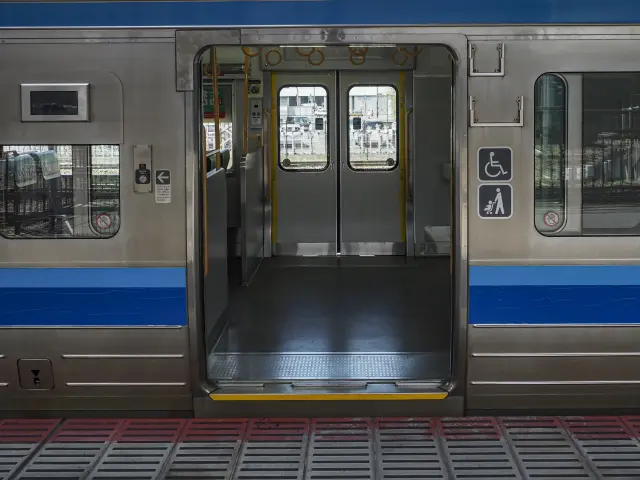 【悲報】昨日いきなり駅で外人にボコボコにされた