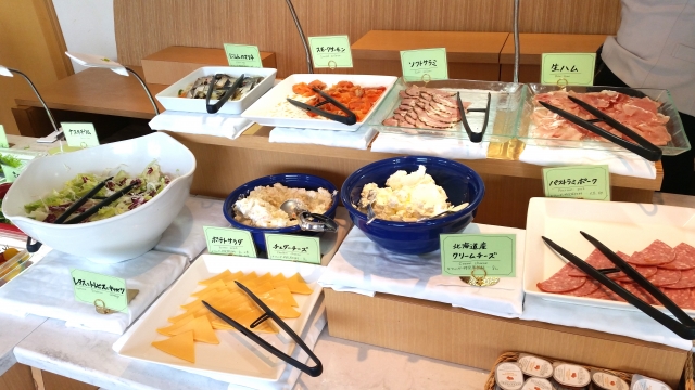 【画像】ホテルの朝食バイキングほど高まるもの、この世に存在しない