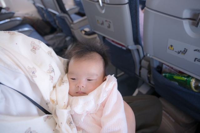 飛行機乗ってたら隣の子供が離陸前にギャン泣きしだしてさ