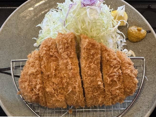 トンカツに塩つけて食べるカッコつけマンｗｗｗｗｗｗｗｗ