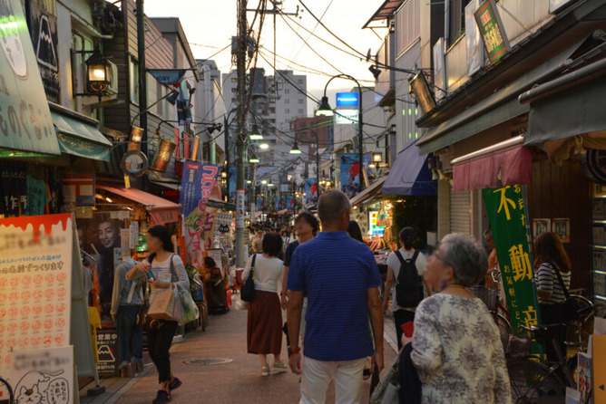 【画像】昭和のキッズ、たかだかゲームソフトを買うためにこの大行列ｗｗｗｗｗｗｗｗ