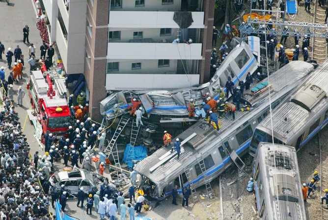 JR福知山線脱線事故(107名死亡・562名負傷)　👈これ